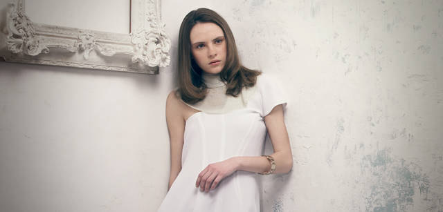 　ドレス 45万9900円、バングル 3万5700円／ともにサルヴァトーレ フェラガモ（フェラガモ・ジャパン）