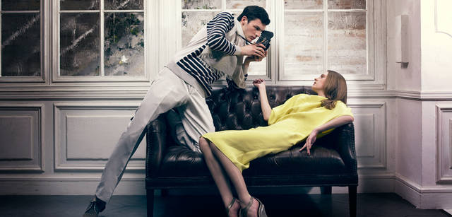 　男性：ボーダーニットはパターンで切り替えてコンテンポラリーに。ニット 6万3000円、ストール 2万3100円、パンツ 4万7250円、シューズ 6万7200円、女性：一見シンプルなシフトドレスは、贅たくなマテリアルにヴィヴィッドなイエローが映える。ドレス 26万400円、サンダル 13万9650円／すべてサルヴァトーレ フェラガモ（フェラガモ・ジャパン）