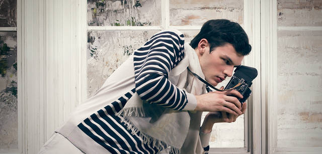 　ニット 6万3000円、ストール 2万3100円、パンツ 4万7250円／すべてサルヴァトーレ フェラガモ（フェラガモ・ジャパン）