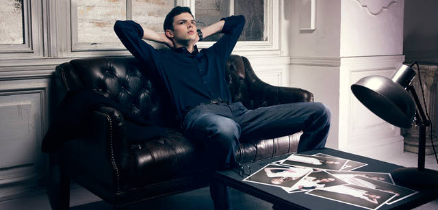 　細やかな鹿の子織りは最上の着ごこちを約束してくれる。シャツ 5万2500円、パンツ 6万6150円、ベルト 参考商品、時計 15万7500円、ソファに掛かっているジャケット 21万8400円／すべてサルヴァトーレ フェラガモ（フェラガモ・ジャパン）