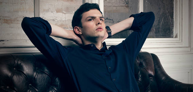 　シャツ 5万2500円、時計 15万7500円／ともにサルヴァトーレ フェラガモ（フェラガモ・ジャパン）