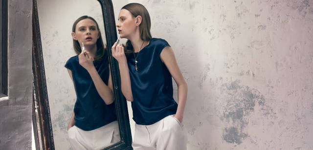 　深海のような深いブルーにきらめくゴールドが踊る。トップス 9万8700円、パンツ 9万300円、ネックレス 2万6250円／すべてサルヴァトーレ フェラガモ（フェラガモ・ジャパン）