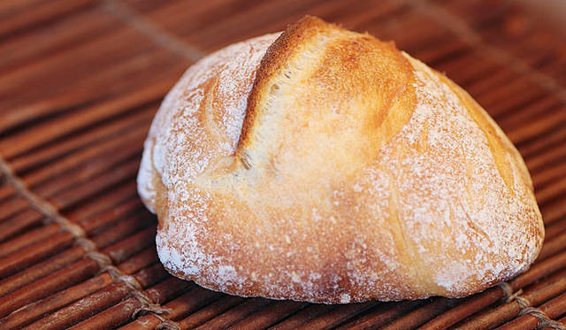 ブーランジェリー ニコラ｜極力生地に触らずに成形する、水分の多い生地の「リュスティック」。もっちりとした食感が特長。焼き上がり予定時間　昼ごろ　大1個200円、小1個100円