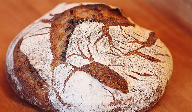 ブーランジェリー ニコラ｜ライ麦60％に自家製のサワー種で焼き上げる、どっしりとした田舎の農夫のパン「バオアーンブロート」。焼き上がり予定時間　昼ごろ　1個1200円、1/2　600円