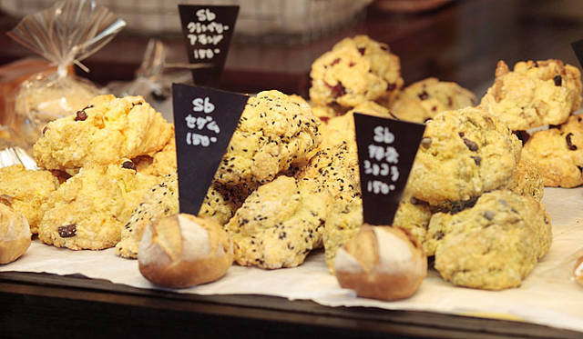 ブーランジェリー ニコラ｜杉山シェフがパン業界に入って最初に習ったという「ソーダブレッド」は、お菓子のようなさっくりとした味わい。新生『ブーランジェリー ニコラ』の「ソーダブレッド」もオリジナルの個性派ぞろい