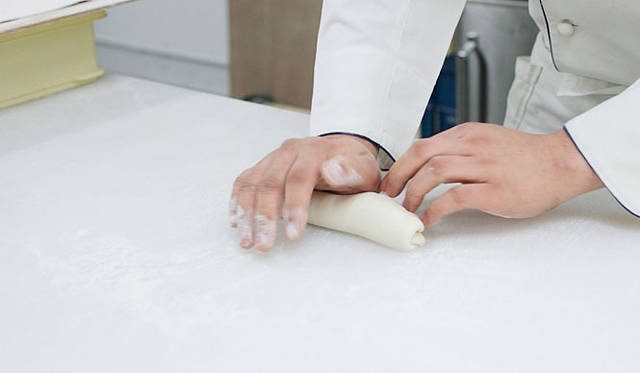 ブーランジェリー ニコラ｜ふくふくとした大きな手から、大胆で繊細なパンがいくつもつくりだされる。流れるようなムダのない手つきが美しい