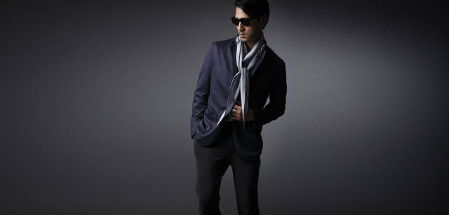 <br />「麻100パーセントだけど光沢がある。生地もストレッチが入っていますし、とても着心地がいいですね。肩パッドや芯地などの副資材を極限まで省いているので、とにかく軽い。ラペルやポケット部分のパイピングもポイントになっていますね。」　ジャケット7万1400円（ランバン コレクション／ジョイックスコーポレーション）、その他すべてスタイリスト私物