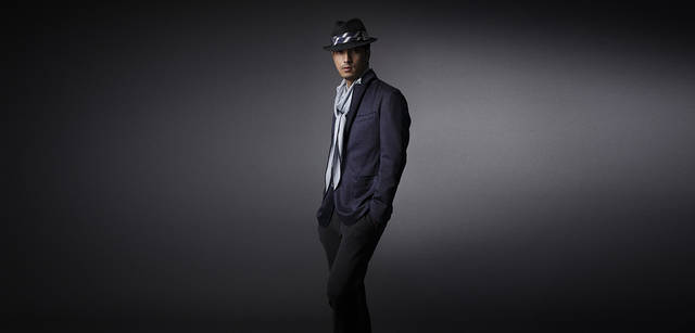 <br />「カーディガンを羽織る感覚でさらっと着るのもいいし、薄いブルーのシャツとストールを首もとに巻いて、グラデーションを楽しんでみるのもいい。」　ジャケット7万1400円（ランバン コレクション／ジョイックスコーポレーション）、その他すべてスタイリスト私物