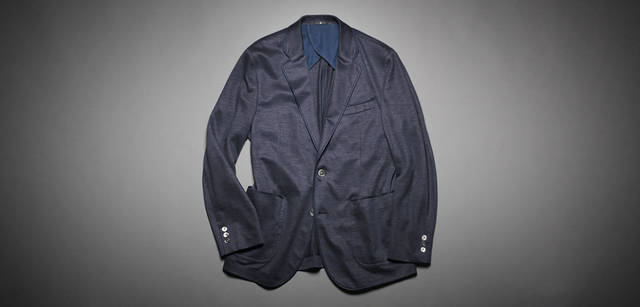 <br />麻素材のニット地に衿端とポケット口にパイピングをほどこしたカジュアルジャケット。余計なものを極力省いた、潔くシンプルなデザイン。ジャケット7万1400円（ランバン コレクション／ジョイックスコーポレーション）