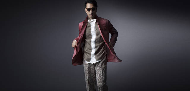 <br />「こういう鮮やかなローズカラーのような色合いは、今シーズンのキーカラー。休日にはこんな遊んだ色を取り入れたいですね。このジャケットには、今回みたいにエスニックプリントのパンツやサンダルをコーディネイトしたり、リラックス感を楽しみたい。」　ジャケット7万1400円（ランバン コレクション／ジョイックスコーポレーション）、その他すべてスタイリスト私物