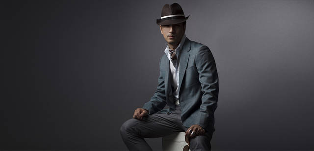 <br />「ソラーロのようなニュアンスのあるブルーグレーのジャケットは軽さと涼しさを感じさせる素材。肩のパットもすごく薄いし、着やすいですね。少し色褪せたようなこなれたニュアンスなので、着こなしもクラシカルにまとめてみました。」ジャケット11万5500円（ランバン コレクション／ジョイックスコーポレーション）、その他すべてスタイリスト私物