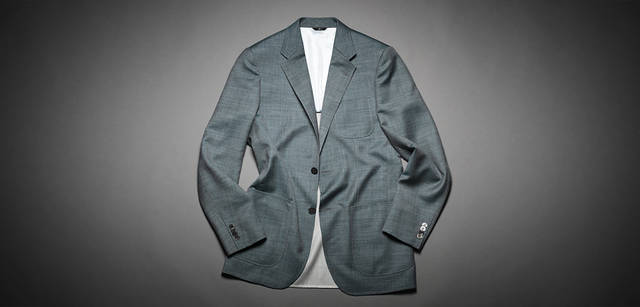 <br />表が無地で裏面がストライプのダブルフェイス素材を使って１枚仕立てにし、さらにランバン コレクション独自の縫製技術である背中心のない仕様のジャケット。裏面のストライプを表面に透けさせ、シャンブレー調に表現した。ジャケット11万5500円（ランバン コレクション／ジョイックスコーポレーション）