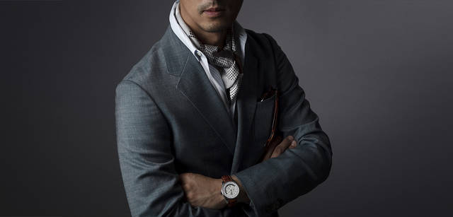 <br />「ボルサリーノや、首もとにはエルメスのカレをあしらって。大判のストールを巻いても良いと思います。」ジャケット11万5500円（ランバン コレクション／ジョイックスコーポレーション）、その他すべてスタイリスト私物