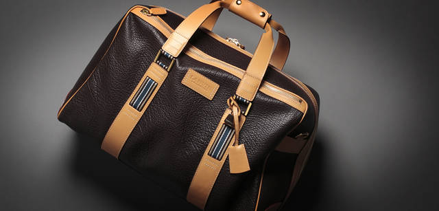 <br />高級メゾンを手がけるファクトリー、バレリアオバレリアーニ社に別注した、イタリア製ボストンバッグ。ナチュラルシュリンクレザーとヌメ革のコントラストが絶妙。バッグ34万6500円（ランバン コレクション／ジョイックスコーポレーション）