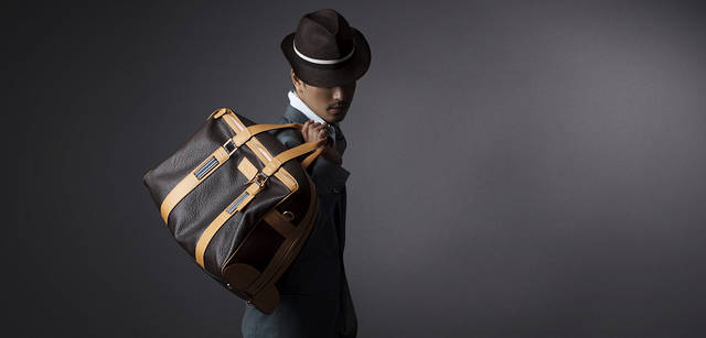 <br />「一泊旅行にもいいサイズ感ですね。リゾート地へのバカンスに持って行くにも最適。クラシカルな着こなしの仕上げにも。」バッグ34万6500円（ランバン コレクション／ジョイックスコーポレーション）