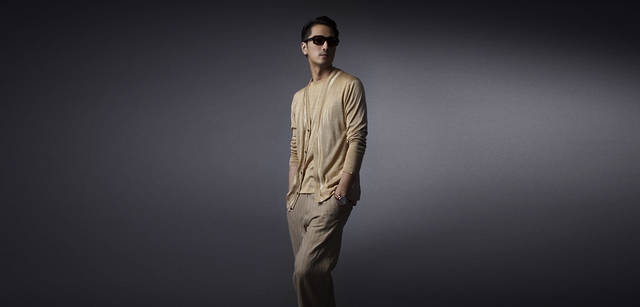 <br />「ニットを着こなすときには、ゆるく着るのか、タイトに着るタイプなのかが、コーディネイトを決める時のポイント。今回はリラックスしたタイプなので、ボトムもシルエットを重視してバランスを取りました。」 カーディガン3万9900円、ニット3万6750円（ランバン コレクション／ジョイックスコーポレーション）、その他すべてスタイリスト私物