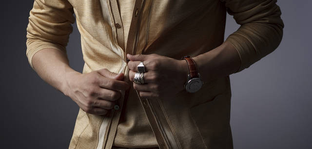 <br />「このニットアンサンブルは、少しニュアンスの違う光沢素材を組み合わせたリブのデザインが良いですね。シルク100パーセントなので、上質感もあります。」　カーディガン3万9900円、ニット3万6750円（ランバン コレクション／ジョイックスコーポレーション）、その他すべてスタイリスト私物