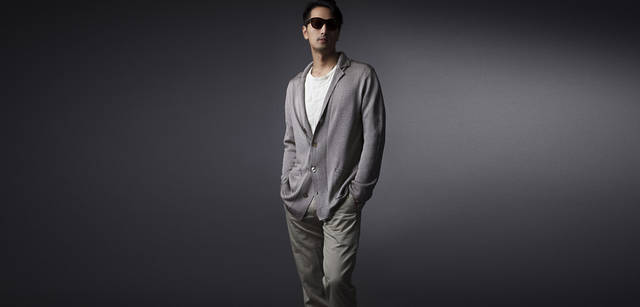 <br />「リラックスした休日には、こんなカーディガン風のジャケットが似合うと思います。さりげない光沢感が贅沢な気分になりますね。」ニットジャケット6万900円（ランバン コレクション／ジョイックスコーポレーション）、その他すべてスタイリスト私物