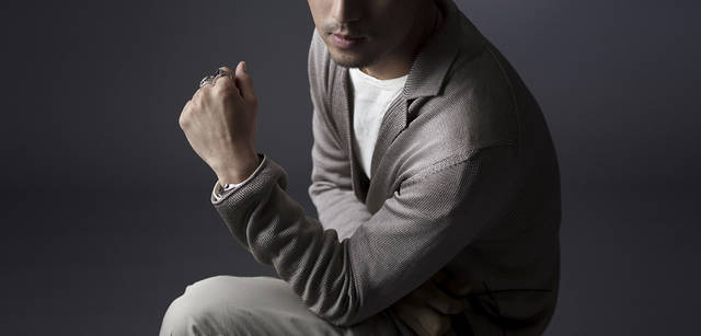 <br />「インナーにはTシャツを合わせてカジュアルダウンさせながらも、ボトムにはドリス ヴァン ノッテンのチノパンをコーディネイトして、あくまでシックにまとめました。」　ニットジャケット6万900円（ランバン コレクション／ジョイックスコーポレーション）、その他すべてスタイリスト私物