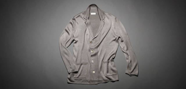 <br />シルクの光沢感がエレガントで上品なニットジャケット。衿の部分と身頃の部分の編地に変化をつけてアクセントにしている。ニットジャケット6万900円（ランバン コレクション／ジョイックスコーポレーション）