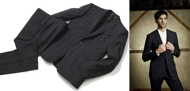 <strong>Paul Smith COLLECTION│ポール・スミス コレクション</strong><br />スーツ 13万1250円、シャツ2万3100円<br>ジャケットを裏返しに着ていたアンディ・ウォーホルのポートレイトにインスパイアされて、1999年に発表された「インサイドアウトスーツ」を現代的にモディファイしたスーツ。