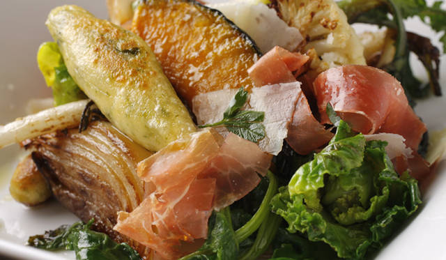 ブラッスリー＆ワイン カフェ「Buzz（バズ）」｜本日の三重旬産野菜と南伊勢町あおさのり風味のニョッキのソテー 生ハムとパルミジャーノ・レッジャーノをたっぷり散らして 1600円