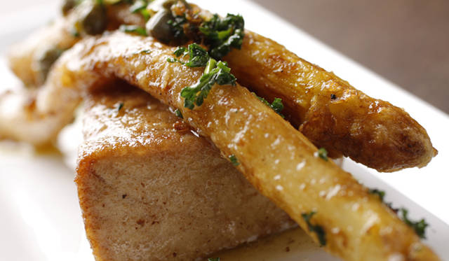 ブラッスリー＆ワイン カフェ「Buzz（バズ）」｜三重尾鷲マグロ（シビ）とホワイトアスパラガスのムニエル、ケッパー風味のブールノワゼット 1800円