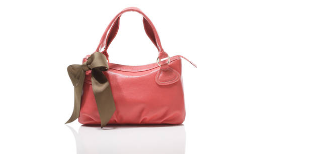 <br />目を引くような鮮やかなピンクは、発色の良い革ならでは。横長のフォルムはレディライクな装いにも映える。バッグ「ブラン」[W31×H19×D12cm] 2万7300円（ランバン コレクション／エリット）