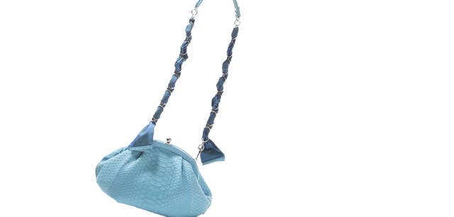 <br />ソフトで上質なダイヤモンドパイソンを使用。本物を使っているからこそ感じられるリュクスなたたずまいが、品格を感じさせる。チェーンに絡めたリボンは、着こなしのアクセントにもなりそう。バッグ「リエージュ」[W27×H15×D14cm] 10万2900円（ランバン コレクション／エリット）