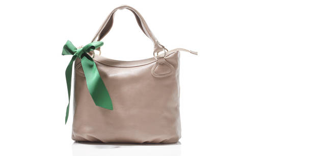 <br />色に深みがあるソフトレザーをたっぷりと使用。手もとに飾られた取り外しのできるグログランリボンは、ランバン コレクションらしい華やかなアクセントを添える。バッグ「ブラン」[W34×H29×D16cm] 2万9400円（ランバン コレクション／エリット）