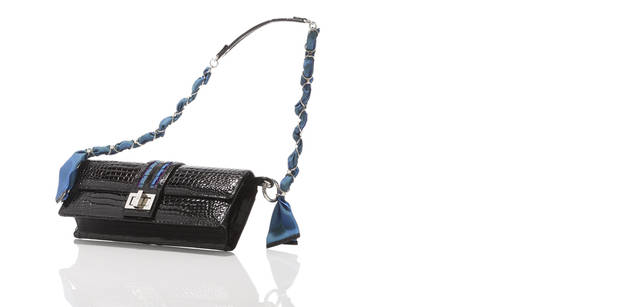 <br />ブラッククロコのグロッシーな輝きが、シックかつエレガントな雰囲気。チェーン部分にはリボンが巻き付けられて、よりフェミニニティを感じさせる。バッグ「アレシア」[W27.5×H11×D6cm] 52万5000円（ランバン コレクション／エリット）