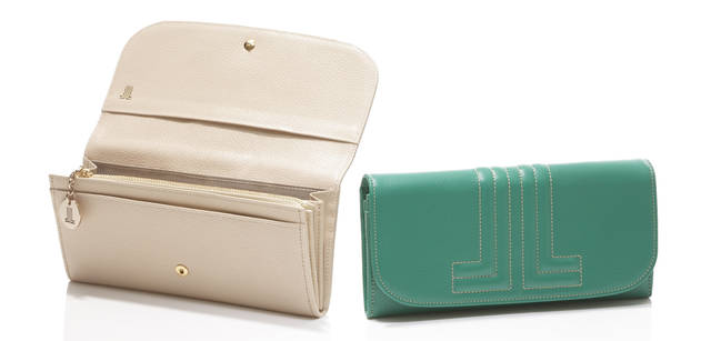 <br />ランバン コレクションのロゴモチーフ、ダブルJLマークが、フロントにインパクトたっぷりにステッチされたウォレット。カード18枚収納、段ポケット2ヵ所、と機能性も抜群。パープル、ベージュ、グリーン、ブラックの4色展開。長財布「JLエンボス」[W19.5×H9×D3cm]1万4700円（ランバン コレクション／エリット）