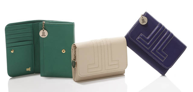 <br />コイン入れがジップポケットになったタイプは、コンパクトに持ち歩けるのがポイント。カード5枚収納、段ポケット8カ所、札入れ2カ所。パープル、ベージュ、グリーン、ブラックの4色展開。財布「JLエンボス」[W14×H9.5×D3.5cm]1万4175円（ランバン コレクション／エリット）