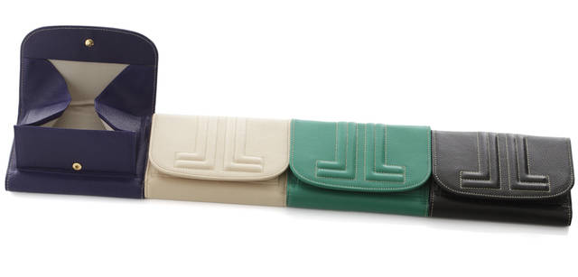 <br />コイン入れはスナップボタン付きのボックスタイプで取り出しやすいデザインが嬉しい。カード10枚収納、段ポケット4カ所、札入れ2カ所。パープル、ベージュ、グリーン、ブラックの4色展開。財布「JLエンボス」[W14×H10×D2cm]1万3650円（ランバン コレクション／エリット）