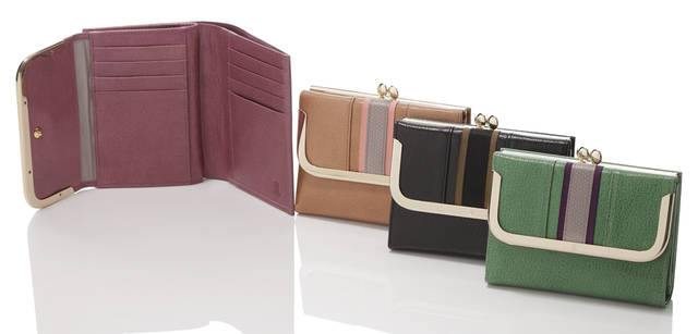 <br />エッジにあしらわれたゴールドの金具が上品な印象。がま口を開けるとコイン収納は２つに分かれている。カード8枚収納、段ポケット3カ所、札入れ2カ所。グリーン、ラベンダー、ベージュ、ブラックの4色展開。財布「アンサンブルS」[W12.5×H9.5×D2.5cm]1万3650円（ランバン コレクション／エリット）