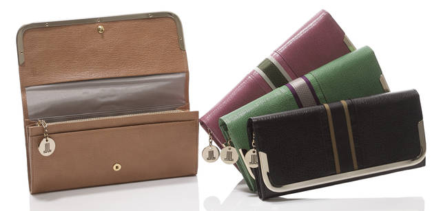 <br />L型ファスナーを使用したコイン入れ等、とにかく収納力が高いロングウォレットは、その使い勝手の良さで手放せなくなりそう。カード18枚収納、段ポケット2カ所。グリーン、ラベンダー、ベージュ、ブラックの4色展開。財布「アンサンブルS」[W19.5×H9×D3cm]1万5750円（ランバン コレクション／エリット）