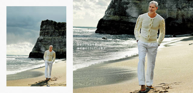 南イタリアのリゾート地によく似合う肌触りのよいコットン100％ミドルゲージニットは、首元からすそにかけてと、両スリーブに同素材のロープ状ニットが配されているのが特徴。このニットに、ややワイドなシルエットのコットン白パンツを合わせ、全身真っ白なコーディネートを完成させた。すべてホワイトに徹した装いは、エレガンスの極みだが、素材でリラックス感を出しているのが伊達男的休日スタイルだ。ニット 11万250円（４月22日オープン予定のサルヴァトーレ フェラガモ 六本木ヒルズ店にて先行販売）、パンツ7万8750円、シューズ 7万6650円／すべてサルヴァトーレ フェラガモ（フェラガモ・ジャパン）