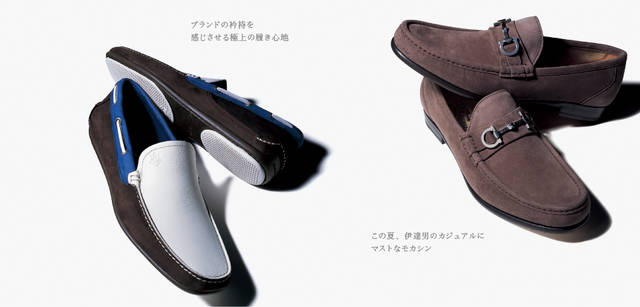 左から：甲部分はややマットなカーフで気品を、茶と青の部分はやや毛羽立ったヌバックで脱力感を表現したデッキシューズ。ビブラム社製ソールと弾力性の高いインソールを用いて履き心地を高めた一足は、さすが天才サルヴァトーレのDNAをひくブランドならでは。シューズ 5万9850円、ベルベットタッチのキッドスエードを使った、モカシン縫いのスリップオン。ややロングノーズと薄い甲の木型がエレガントな印象を与える。甲のベルト部分の金具にはフェラガモを象徴するモチーフ「ガンチーニ」を使用。シューズ 7万1400円／ともにサルヴァトーレ フェラガモ（フェラガモ・ジャパン）