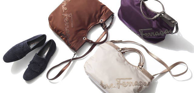 　左から｜深いネイビーカラーのスエードが、足元を上品に仕上げてくれる。シューズ（六本木ヒルズ店限定アイテム）6万7200円、ナイロン素材にラインストーンでブランドロゴがあしらわれたトートバッグ。メッシュ状に編み込まれたハンドル部分がリュクスな印象を醸す。長さ調整可能なメッセンジャーストラップも便利。バッグ（パープルとブラウンは六本木ヒルズ店限定アイテム、ベージュは六本木ヒルズ店先行アイテム）[W40×H30×D11cm] 9万9750円（すべてサルヴァトーレ フェラガモ／フェラガモ・ジャパン）