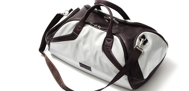 　向かって左側のポケットがシューズ収納、フロントが内側にさらにポケット付きのポケット、向かって右側と後ろ側のファスナーからは、バッグ本体の収納スペースにつながる、高機能デザイン。ディテールにはブラウンのカーフレザーをあしらい、リュクスに仕上げた。バッグ（六本木ヒルズ店限定アイテム）[W62×H33×D32cm] 23万1000円（サルヴァトーレ フェラガモ／フェラガモ・ジャパン）