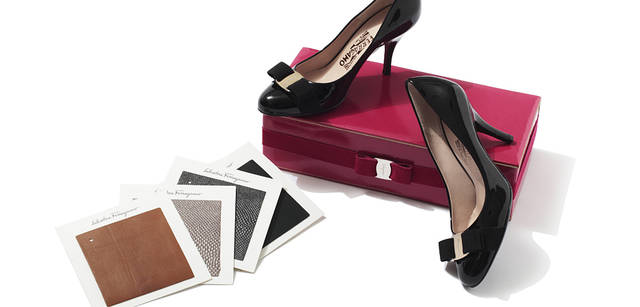 　今回六本木ヒルズ店ではレディスシューズ「カルラ」のパターンオーダーも5月9日まで受け付ける。さまざまな表情の素材から選んで、自分だけの1足を作れるのが嬉しい。7cmヒールの「カルラ」は日本で展開するのが初めて。シューズ７万2450円～（サルヴァトーレ フェラガモ／フェラガモ・ジャパン）