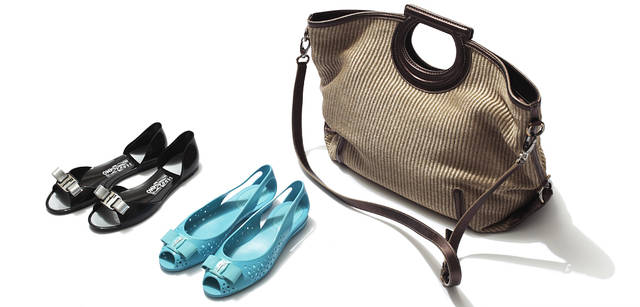 　左から｜ドット状にほどこされた飾り穴や、グロッシーな黒にシルバーのアクセントがポップな印象のPVCシューズ。シューズ（六本木ヒルズ店先行アイテム） [左]2万9400円、[右]2万1000円、ラフィア風のさわやかな素材がこれからの季節にぴったりなバッグ。持ち手部分にはサルヴァトーレ フェラガモのアイコンである「ガンチーニ」があしらわれて。バッグ（六本木ヒルズ店先行アイテム）19万5300円（すべてサルヴァトーレ フェラガモ／フェラガモ・ジャパン）