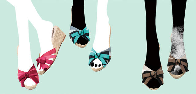 　ラフィア素材のウエッジソールサンダルは、夏のマストアイテム。グラデーション状に配されたグログランリボンがフェミニン。サンダル（全3色）[H5cm] 各4万7250円（サルヴァトーレ フェラガモ／フェラガモ・ジャパン）