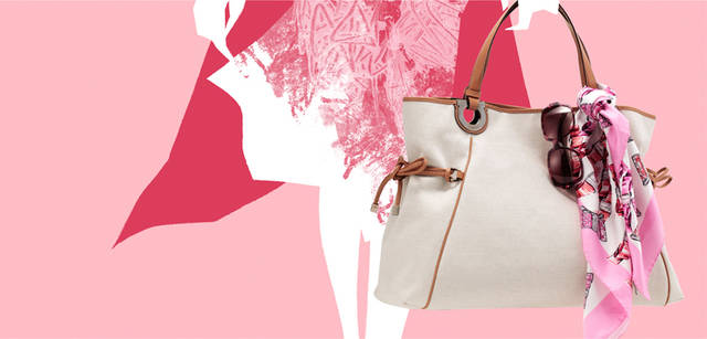　キャンバス地がさわやかなバッグ。ハンドル取り付け部分の「ガンチーニ」モチーフや、サイドのレザーリボンのあしらいがポイントになって。バッグ[W46×H40×D18cm] 14万1750円、フェミニニティを感じさせる「フィオッキプリント」。スカーフ2万6250円（ともにサルヴァトーレ フェラガモ／フェラガモ・ジャパン）、ピンクブラウンがかったレンズカラーが、これからの季節に映えそう。サングラス 3万450円（サルヴァトーレ フェラガモ アイウエア／フェラガモ・ジャパン）