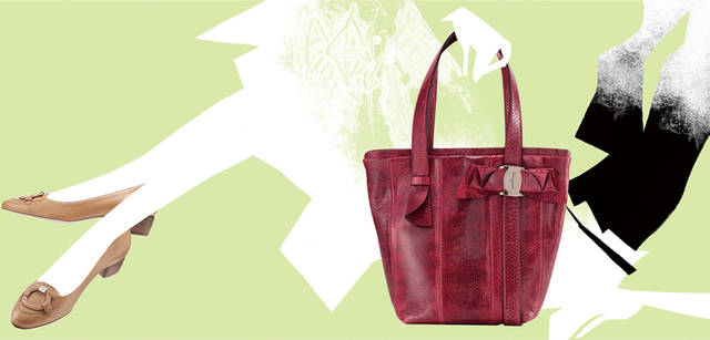 　深みのある赤ハードウィック（ヘビ革）がリュクスな小ぶりのトートバッグ。ディテールにほどこされた「ヴァラ」モチーフがさらに愛らしさを添える。バッグ[W26×H24×D10cm] 13万4400円、上質なナッパレザーにしっかりとしたウッドソール。フロントの「ガンチーニ」モチーフが華やかさを加えている。パンプス[H3cm] 6万7200円（サルヴァトーレ フェラガモ／フェラガモ・ジャパン）