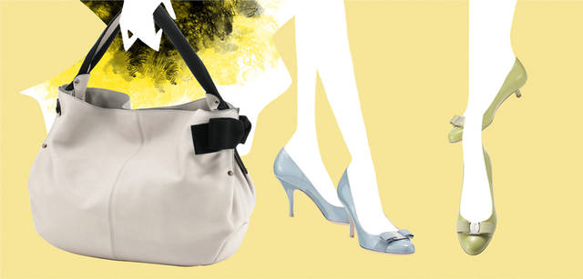 　左から｜オフホワイトのカーフレザーとサイドにあしらわれた黒のグログランリボンでレディシックに。バッグ[W37×H29×D7cm] 12万750円、上品なライトグレーブルーで足下を飾って。パンプス[H8cm] 6万1950円、春らしいパステルイエロー。パンプス[H3cm] 6万1950円（サルヴァトーレ フェラガモ／フェラガモ・ジャパン）