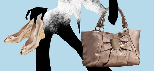 　柔らかで上質なナッパレザーを品のあるゴールドでモダンに。フロントの「ヴァラ」モチーフがキュートな表情を演出する。マチもたっぷりあり、収納力が高いのも嬉しい。バッグ[W40×H27×D15cm] 19万4250円、コルクウェッジは、サルヴァトーレ フェラガモの真骨頂。ウェッジソールサンダル[H8cm] 5万8800円（サルヴァトーレ フェラガモ／フェラガモ・ジャパン）