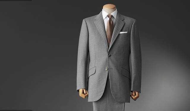<strong>GRÈS POUR HOMME｜グレ・プール・オム</strong><br />ほぼフルオーダーに近く、身体の10ヵ所を採寸することによりサイズが決まる。スーツ 20万8950円（グレ・プール・オム／オンワード樫山お客様相談室）
