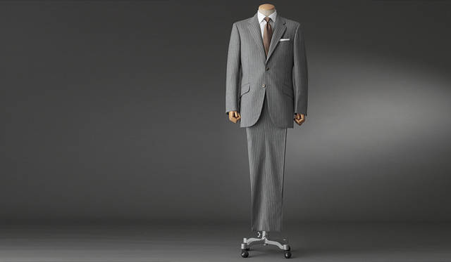 <strong>GRÈS POUR HOMME｜グレ・プール・オム</strong><br />クラシコイタリアでもブリティッシュでもないフレンチスーツの中庸の美学は、見ても着ても美しいナチュラルなプロポーション。スーツ 20万8950円（グレ・プール・オム／オンワード樫山お客様相談室）