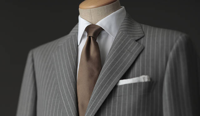 <strong>GRÈS POUR HOMME｜グレ・プール・オム</strong><br />高めに設定されたゴージ（上衿とラペルの縫い目線）は、スタイル良く見せてくれる効果が。スーツ 20万8950円（グレ・プール・オム／オンワード樫山お客様相談室）